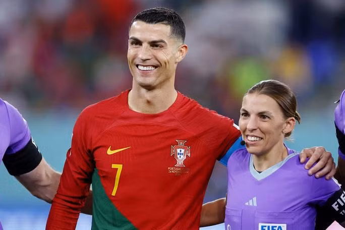 Nữ trọng tài người Pháp chụp ảnh cùng siêu sao Ronaldo.