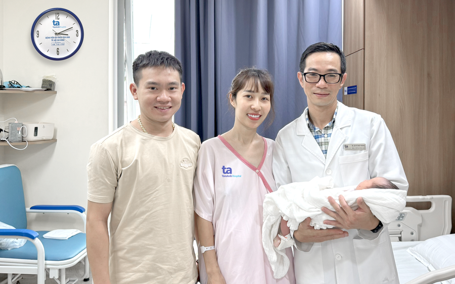 BS.CKII Vũ Nhật Khang chụp ảnh cùng vợ chồng chị Trang. Ảnh: Phương Trinh