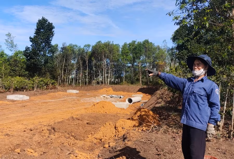 Bà Bùi Thị Thông tự nguyện hiến hơn 660 m2 đất cùng cây trồng với tổng trị giá hơn 150 triệu đồng.