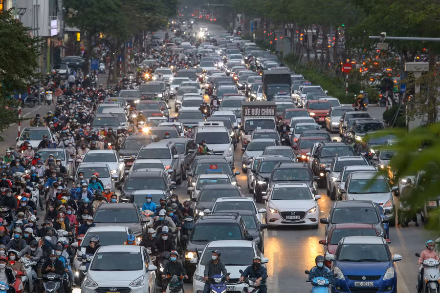 Lưu lượng phương tiện ô tô chiếm phần lớn diện tích giao thông ở nội đô Hà Nội.