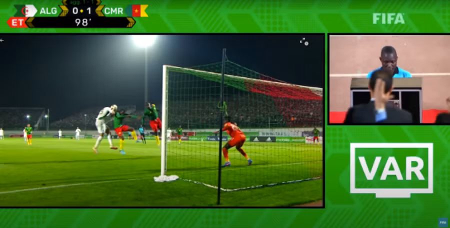 VAR can thiệp hủy bàn thắng của Islam Slimani do để bóng chạm tay.