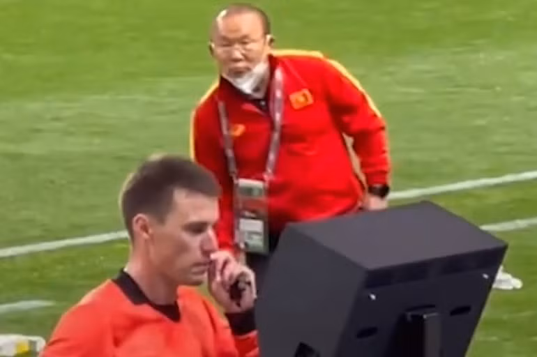 Báo Thái Lan cho rằng lẽ ra với tình huống xem trộm VAR này, ông Park sẽ phải nhận thẻ vàng.