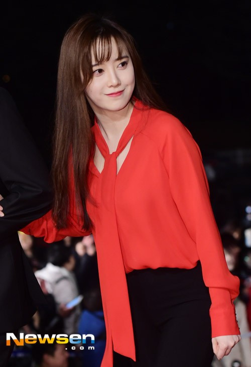 Go Hye Sun giản dị với áo sơ mi đỏ và đầm đen. Dàn sao Hàn Quốc rộn ràng trên thảm đỏ ngày cuối năm