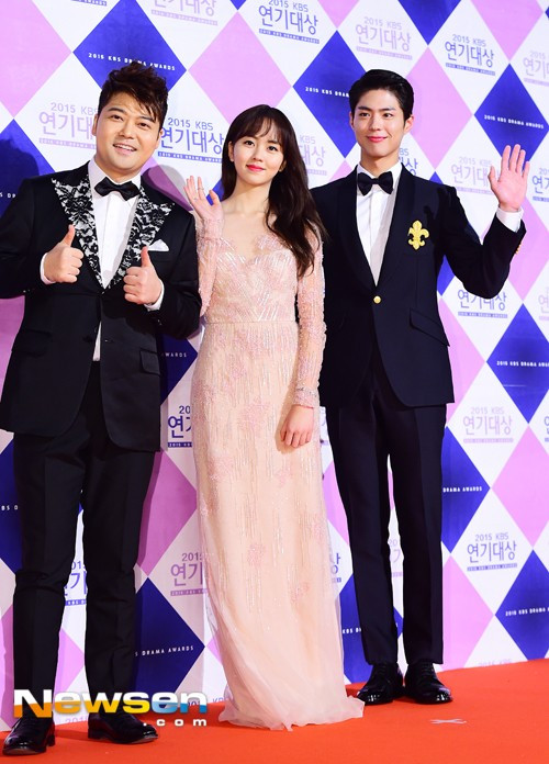 Diễn viên nhí một thời Kim So Hyun (giữa) ngày càng quyến rũ. Dàn sao Hàn Quốc rộn ràng trên thảm đỏ ngày cuối năm