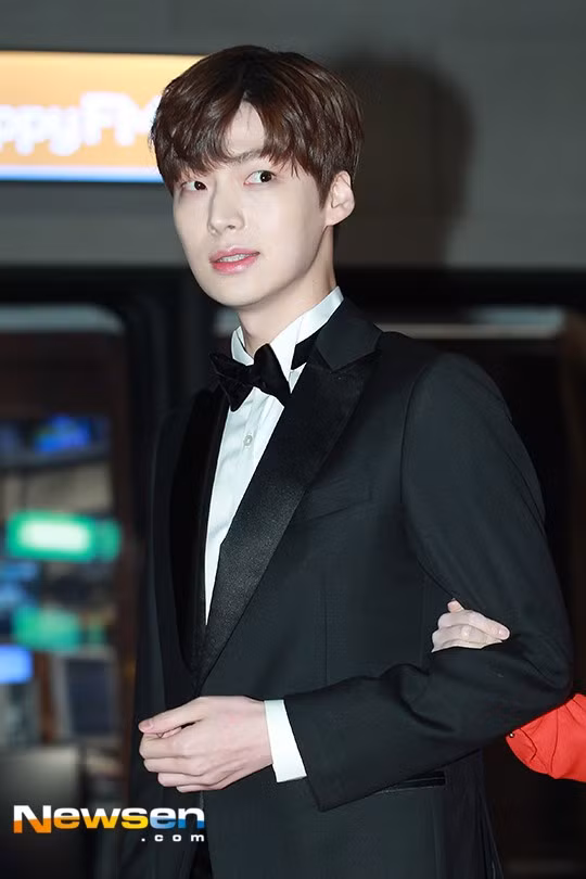 Dàn sao Hàn Quốc rộn ràng trên thảm đỏ ngày cuối năm