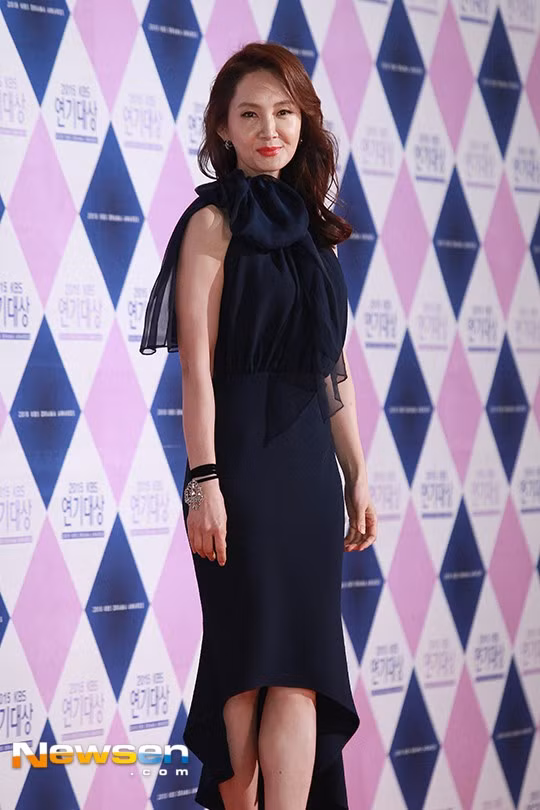 Dàn sao Hàn Quốc rộn ràng trên thảm đỏ ngày cuối năm