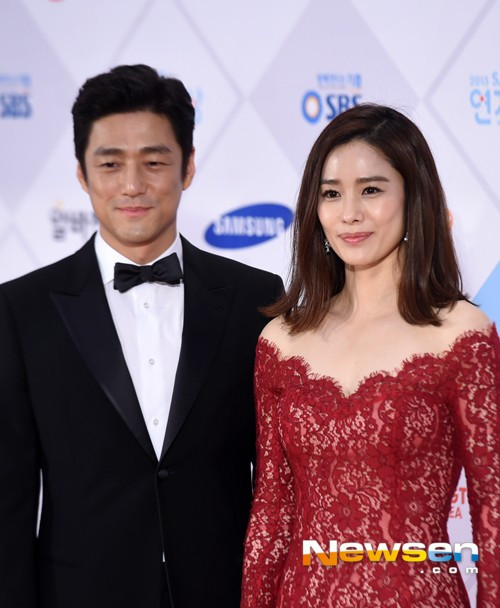 Tài tử Dae Jang Geum - Ji Jin Hee xuất hiện bên cạnh Kim Hyun Joo. Dàn sao Hàn Quốc rộn ràng trên thảm đỏ ngày cuối năm