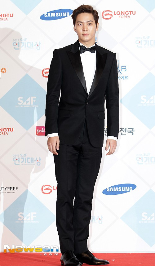 Diễn viên Joo Won nổi bật trước ống kính. Nhờ Yongpal, anh trở thành sao nam thực lực được o bế nhất nhì hiện nay. Dàn sao Hàn Quốc rộn ràng trên thảm đỏ ngày cuối năm