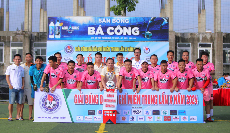 Các đội bóng tham dự giải chụp ảnh lưu niệm tại Lễ khai mạc.