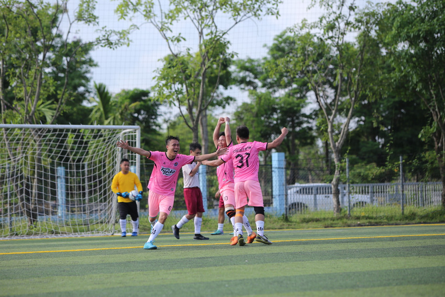 Các cầu thủ FC Báo chí Hà Tĩnh ăn mừng sau khi ghi bàn thắng.