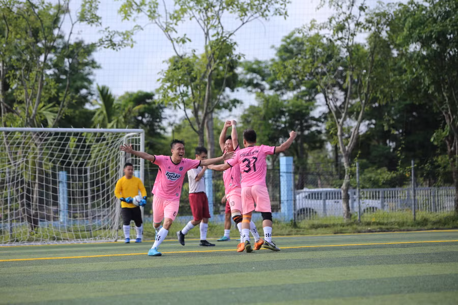 Các cầu thủ FC Báo chí Hà Tĩnh ăn mừng sau khi ghi bàn thắng.