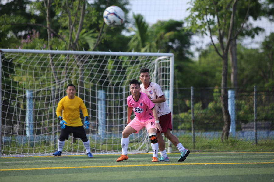 Các trận đấu sau lễ khai mạc diễn ra gay cấn.