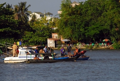 Các thợ lặn tạm ngừng công tác tìm kiếm Các thợ lặn tạm ngừng công tác tìm kiếm