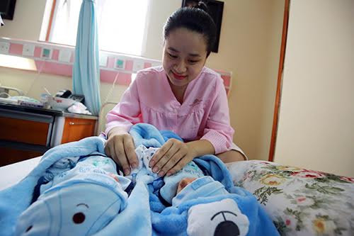 Hạnh phúc nhân đôi của sản phụ ngày Quốc tế Hạnh phúc ảnh 7 hanh phuc nhan doi cua san phu ngay quoc te hanh phuc - 7