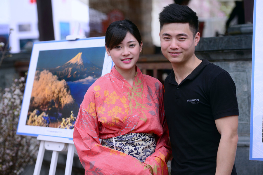 Các bạn trẻ còn có cơ hội chụp ảnh cùng các thiếu nữ mặc trang phục kimono truyền thống của Nhật Bản... Các bạn trẻ còn có cơ hội chụp ảnh cùng các thiếu nữ mặc trang phục kimono truyền thống của Nhật Bản...