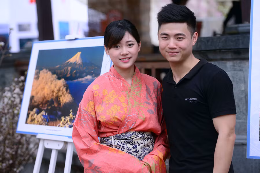 Các bạn trẻ còn có cơ hội chụp ảnh cùng các thiếu nữ mặc trang phục kimono truyền thống của Nhật Bản...