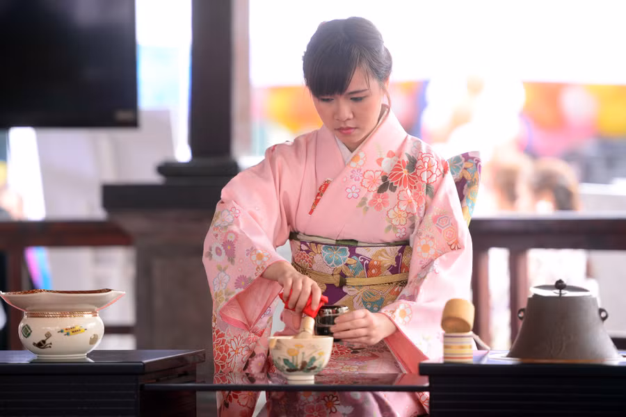 Thiếu nữ Việt thể hiện kỹ thuật trà đạo Nhật Bản.