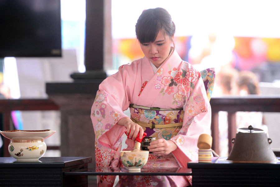 Thiếu nữ Việt thể hiện kỹ thuật trà đạo Nhật Bản. Thiếu nữ Việt thể hiện kỹ thuật trà đạo Nhật Bản.