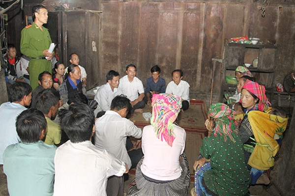 Công an huyện Trạm Tấu thường xuyên phối hợp với đội ngũ già làng, trưởng bản trong công tác tuyên truyền vận động nhân dân.