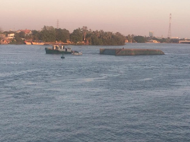 Chiếc sà lan trôi ra khỏi vị trí ban đầu Chiếc sà lan trôi ra khỏi vị trí ban đầu