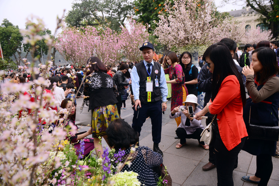 Những hình vi phản cảm như ngồi lên thềm hoa, bẻ cành, ngắt hoa, trèo qua hàng rào ngay lập tức được các đơn vị an ninh nhắc nhở. Những hình vi phản cảm như ngồi lên thềm hoa, bẻ cành, ngắt hoa, trèo qua hàng rào ngay lập tức được các đơn vị an ninh nhắc nhở.