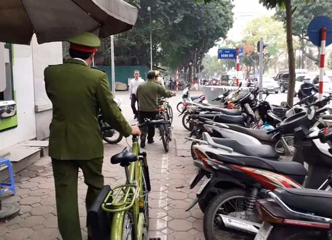 Trở về sau giờ tuần tra.