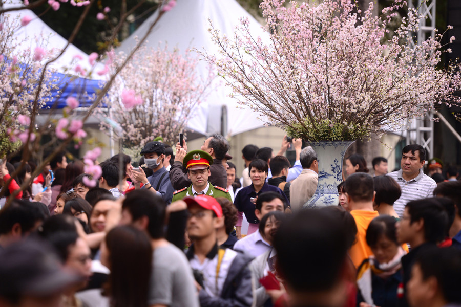 Để đảm bảo trật tự và an toàn cho lễ hội, đông đảo lực lượng cảnh sát, bảo vệ đã được huy động. Để đảm bảo trật tự và an toàn cho lễ hội, đông đảo lực lượng cảnh sát, bảo vệ đã được huy động.