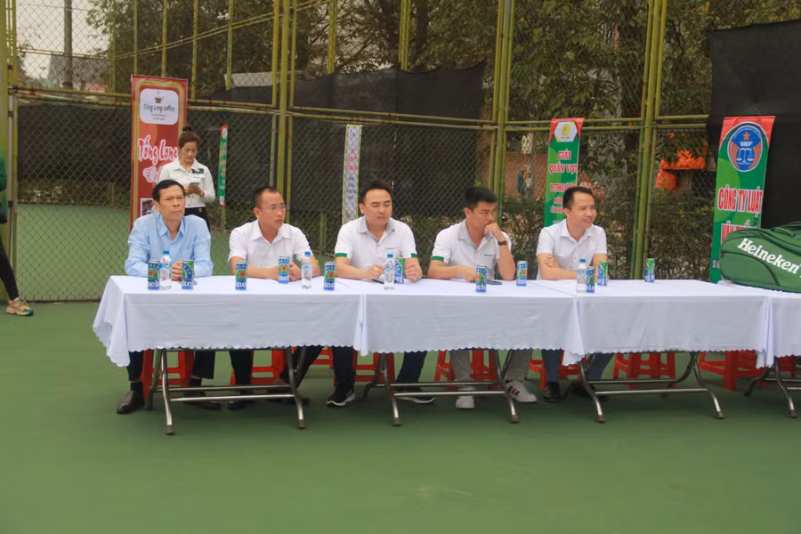 Đại biểu, khách mời dự lễ khai mạc (Ảnh: Vũ Long).