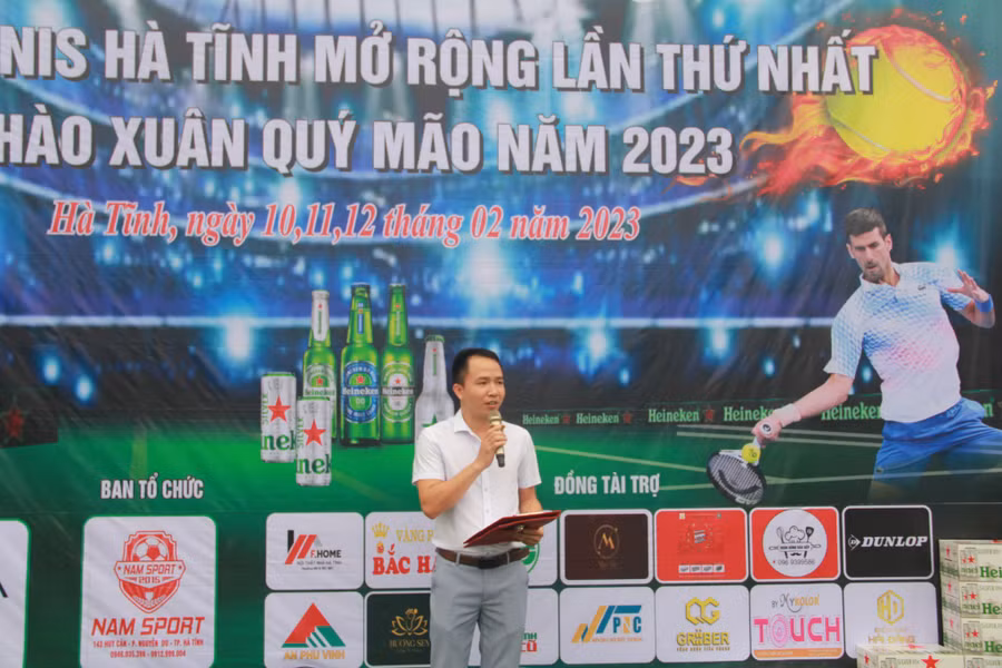 Đại diện nhà tài trợ Tập đoàn CASLA (Ảnh: Vũ Long).