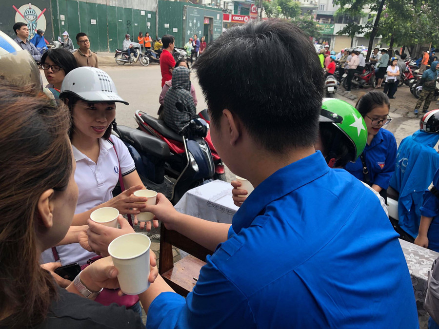 Thanh niên tình nnguyeenj phục vụ nước uống miễn phí cho phụ huynh đợi con ngoài trường thi Thanh niên tình nnguyeenj phục vụ nước uống miễn phí cho phụ huynh đợi con ngoài trường thi