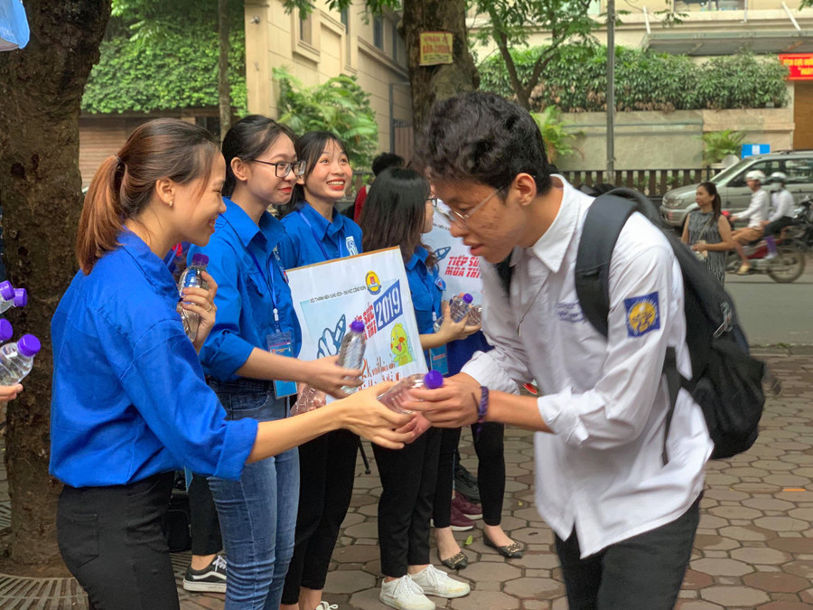 Phát nước uống miễn phí cho thí sinh thi THPT quốc gia 2019 từ nguồn xã hội hóa hơn 1 tỉ đồng của Thành Đoàn Hà Nội Phát nước uống miễn phí cho thí sinh thi THPT quốc gia 2019 từ nguồn xã hội hóa hơn 1 tỉ đồng của Thành Đoàn Hà Nội