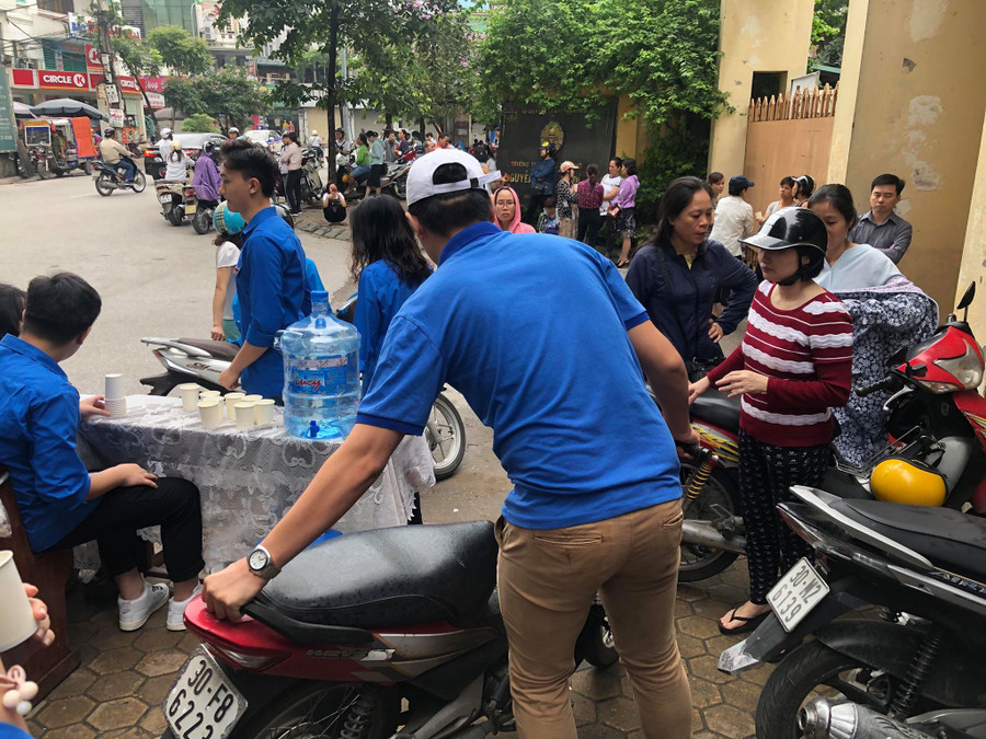 Giúp phụ huynh để xe vào bãi an toàn, trật tự Giúp phụ huynh để xe vào bãi an toàn, trật tự