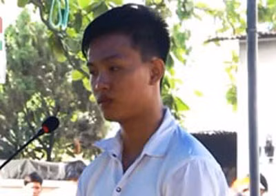 Rút dao giải vây cho cha, con trai đâm chết đối thủ