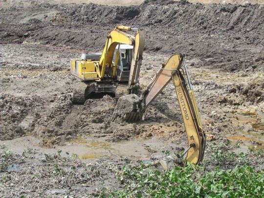 Xe múc đất lún bùn, đè một người tử vong ảnh 1 Hiện trường vụ tai nạn