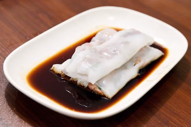 Cheong Fun (Bánh cuốn nhân): Khá giống bánh cuốn của người Việt Nam, Cheaong Fun có lớp vỏ mềm và nhân làm từ thịt bò hoặc tôm, chấm với nước tương.