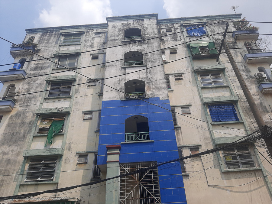 Người dân sống tại Chung cư Lê Thị Riêng đang chờ đợi kế hoạch nâng cấp, cải tạo cơ sở vật chất, hạ tầng kĩ thuật để cuộc sống được đảm bảo. Người dân sống tại Chung cư Lê Thị Riêng đang chờ đợi kế hoạch nâng cấp, cải tạo cơ sở vật chất, hạ tầng kĩ thuật để cuộc sống được đảm bảo.