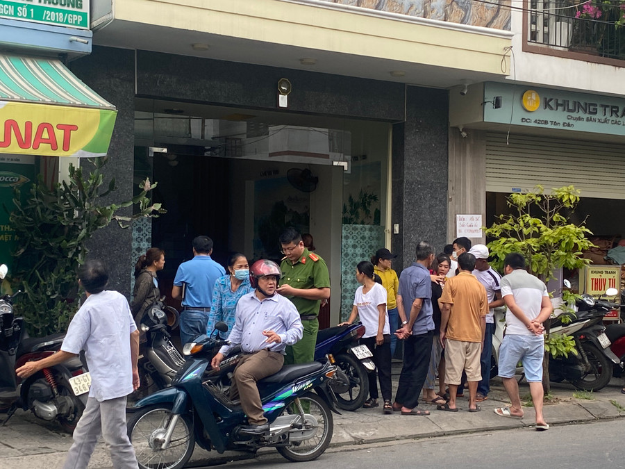 Hàng xóm đến hỗ trợ gia đình lo hậu sự. Ảnh: Hoàng Vinh.