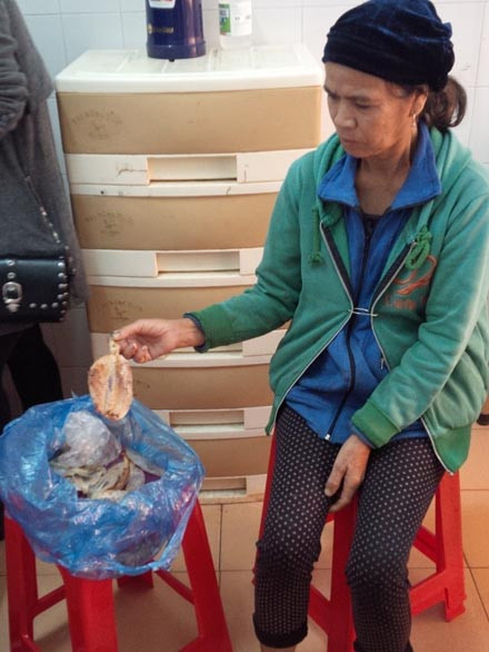 Người nhà bệnh nhân bên số cá nóc còn lại.