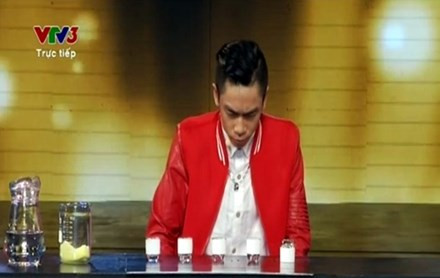 Thí sinh Vietnam’s Got Talent uống nhầm axit trên truyền hình trực tiếp ảnh 1 Tấn Phát bắt đầu uống acid trước sự hồi hộp không tưởng. Ảnh: VTV