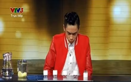 Tấn Phát bắt đầu uống acid trước sự hồi hộp không tưởng. Ảnh: VTV