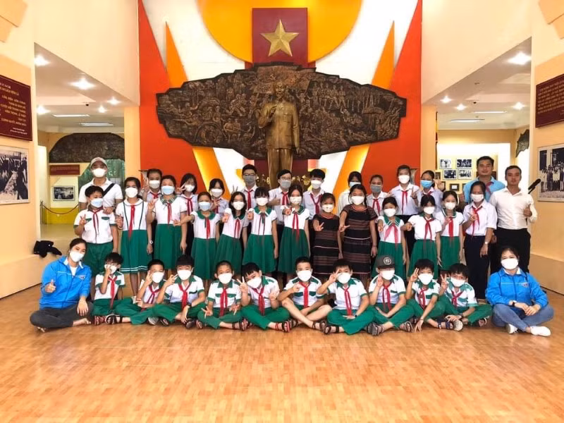 Học sinh hào hứng tham gia hành trình về “Địa chỉ đỏ” tại Nhà trưng bày khu An ninh khu V.