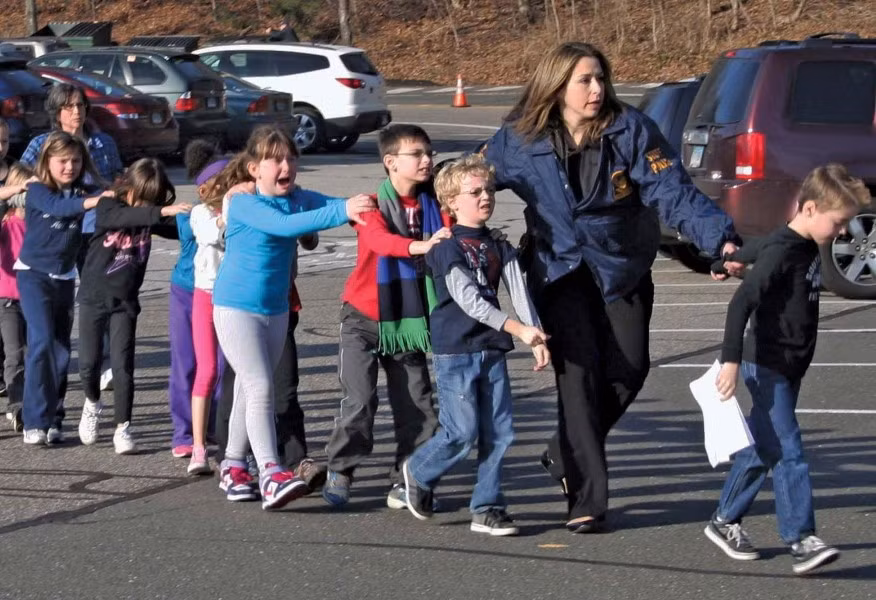 Nhân viên an ninh sơ tán học sinh tại hiện trường một vụ xả súng ở Mỹ.