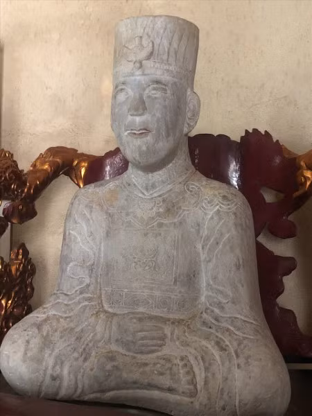 Tượng Thái tổ Mạc Đăng Dung cũng được làm từ đá vôi tự nhiên, nguyên khối.