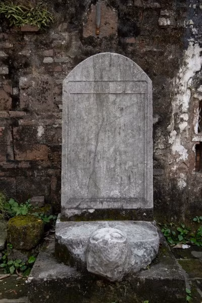 Văn chỉ có tấm bia đá không khắc chữ - điều rất khó lý giải ở Bát Tràng.