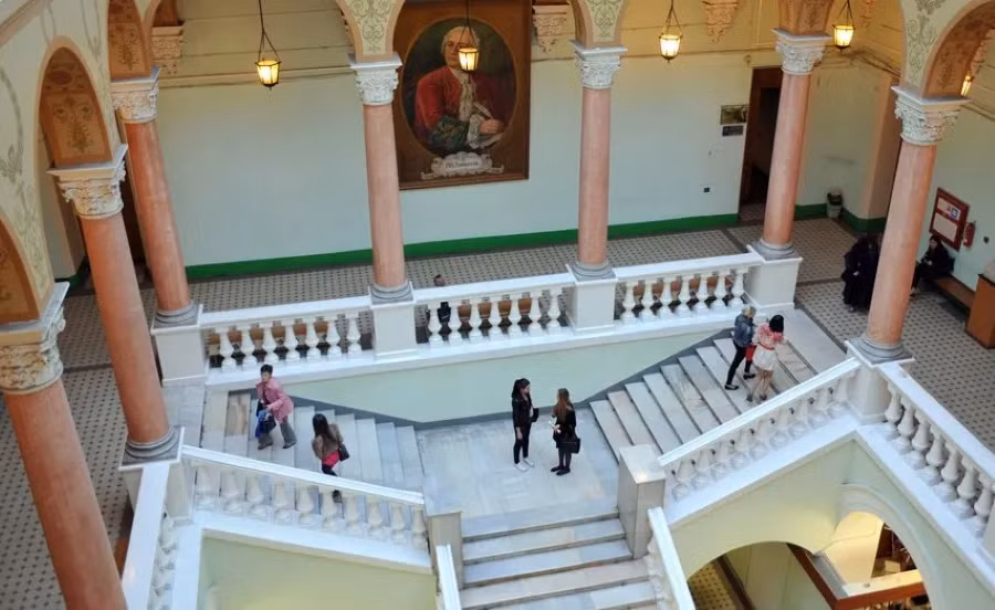 Ngôi trường "hút" khách du lịch ảnh 3