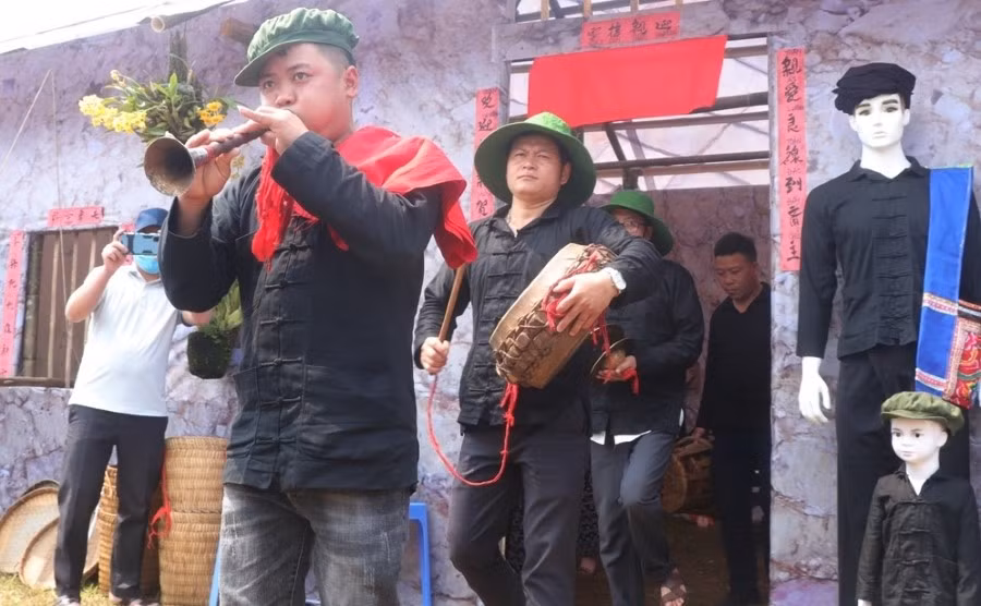 Đội kèn trống của nhà trai ra đón đoàn đưa dâu.