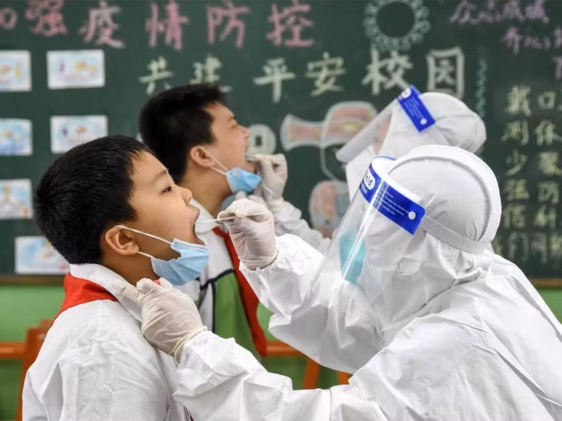 Học sinh Trung Quốc xét nghiệm nhanh.