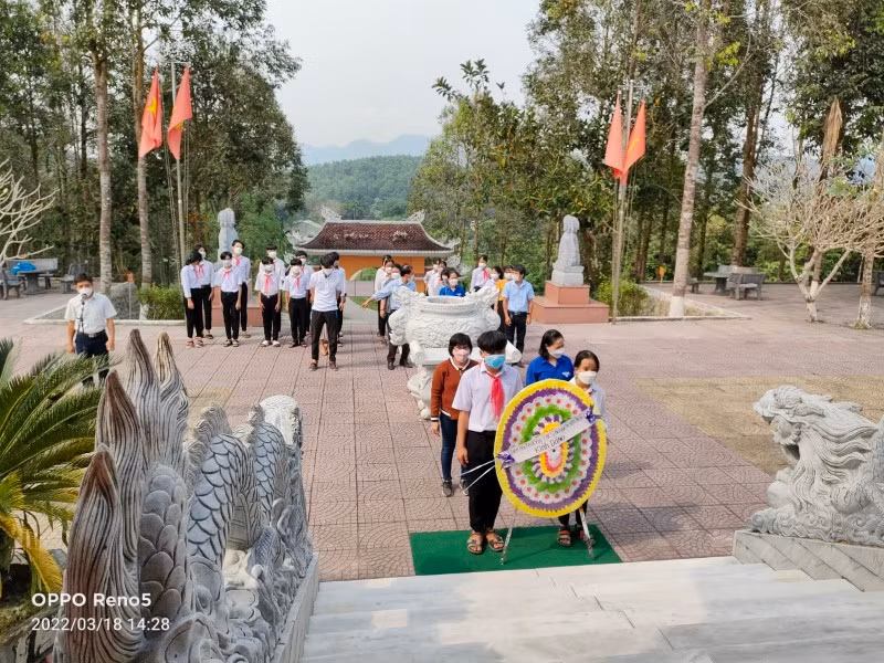 Học sinh Trường THCS Nguyễn Huệ dâng hoa viếng các anh hùng liệt sĩ.