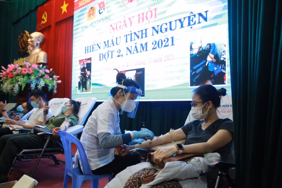 Chị Quỳnh Anh vợ Đại úy Huy Linh tham gia hiến máu nhân đạo.