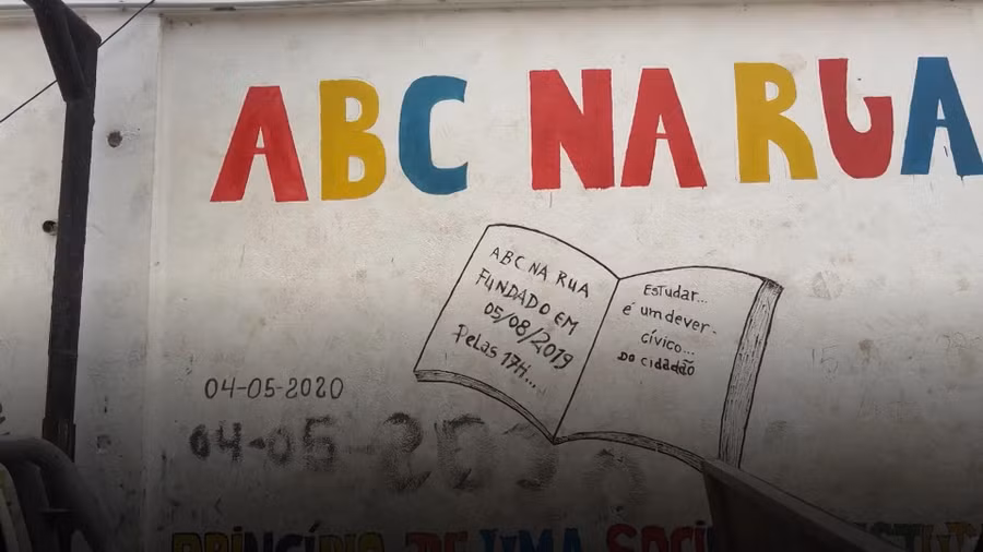 Tình nguyện viên sử dụng các bức tường thay bảng đen.